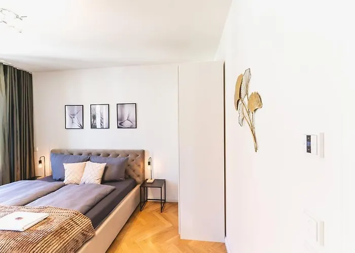 Tip! 120 Qm Apartment Direkt Am Neumarkt